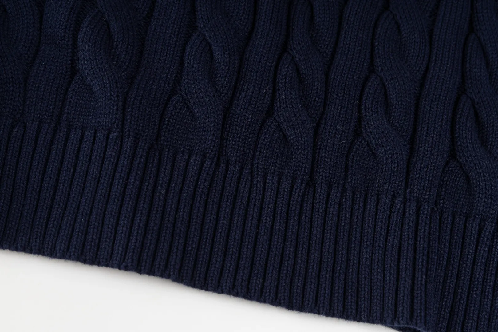 P220 #R91 RALPH LAUREN Ralph Lauren fourteen colors classic small label embroidery round neck pullover cable cardigan sweater men's top, high-density LOGO embroidery on the chest, original customization of tag accessories. Made of pure cotton yarn, pure cotton is skin-friendly and comfortable, small label war horse embroidered twist button round neck sweater 🐎 high quality, follow the blogger to learn how to wear it! Let’s buy a Ralph Lauren cable sweater. It’s a super hard-to-find series after it became popular. It’s hard to find one on the official website. It’s simple and practical to wear, with a lazy and loose feel. The thickened fabric has more texture, feels soft and delicate, and has a loose fit. Whether worn alone or layered, you can wear different styles of fashion with just one piece!   Size：XS S M L Sleeve length: 59/60/61/62/63